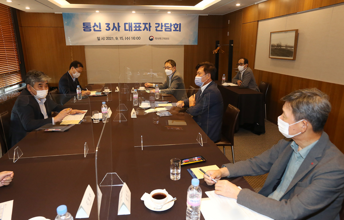 ▲한상혁 방송통신위원회 위원장(왼쪽)이 15일 오후 서울 프레스센터에서 열린 통신 3사 대표자 간담회에서 발언하고 있다. 오른쪽부터 황현식 LG유플러스 대표, 박정호 SK텔레콤 대표, 구현모 KT 대표. (연합뉴스)