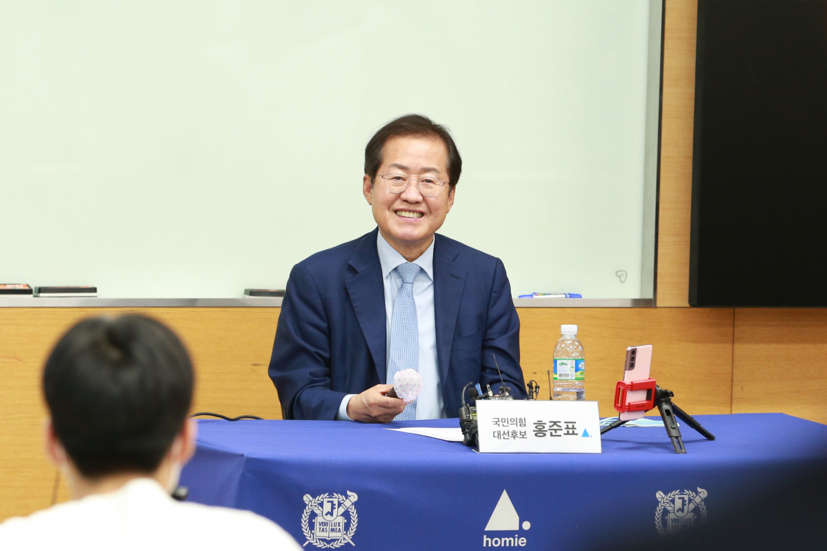 ▲홍준표 국민의힘 의원이 15일 서울대 사회과학대학 초청 ‘대선주차 초청 토크콘서트’에서 참가해 학생들과 대화를 나누고 있다. (사진제공=홍준표 캠프 )