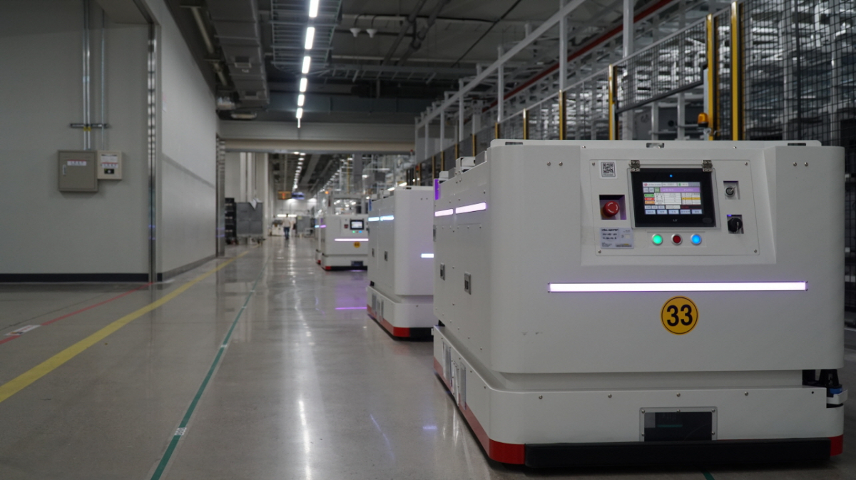 ▲LG전자가 16일 경남 창원시에 있는 LG스마트파크에서 새롭게 재건축한 통합생산동의 1단계 가동에 들어갔다. 통합생산동에 도입된 LG유플러스의 5G 전용망 기반 물류로봇(AGV, Automated Guided Vehicles) (사진제공=LG전자)