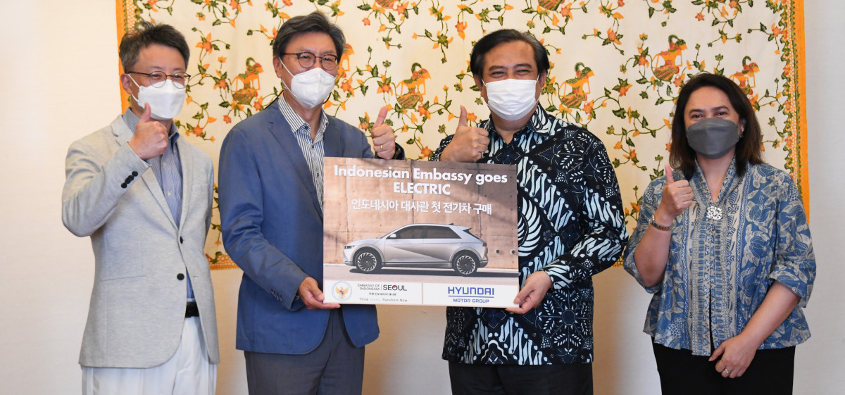 ▲현대차는 15일 서울 여의도에 자리한 주한 인도네시아 대사관에서 우마르 하디(Umar Hadi) 주한 인도네시아 대사, 김창범 현대차 자문역(전 주인니 한국대사), 김경수 현대차 상무 등 주요 관계자가 참석한 가운데 아이오닉 5 전달식을 진행했다. 사진 왼쪽부터 김경수 현대차 상무, 김창범 현대차 자문역, 우마르 하디(Umar Hadi) 주한 인도네시아 대사, 젤다 울란 카티카(Zelda Wulan Kartika) 주한 인도네시아 부대사.  (사진제공=현대차)