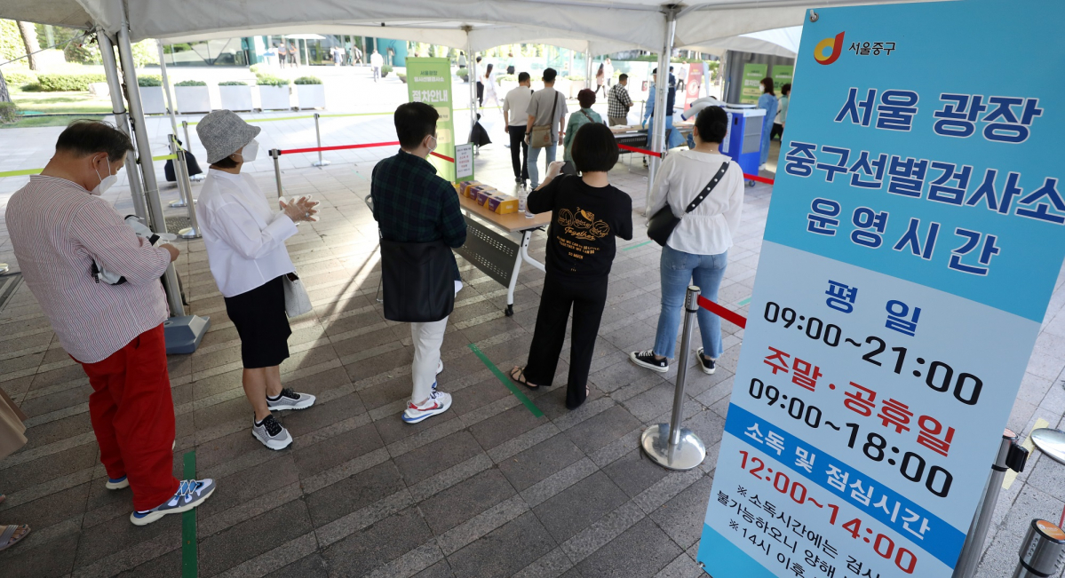 ▲코로나19 신규 확진자가 2080명으로 집계된 15일 오전 서울 중구 서울광장 임시선별검사소에서 시민들이 검사를 받기 위해 대기하고 있다. (뉴시스)