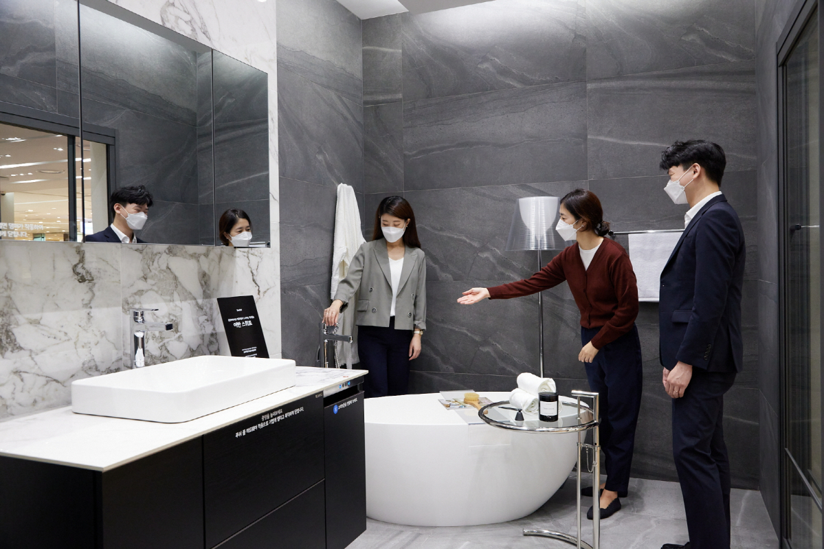 ▲고객들이 'LX지인 인테리어 지인스퀘어 롯데백화점 구리점'에서 인테리어 바스 제품을 구경하고 있다. (사진제공=LX하우시스)