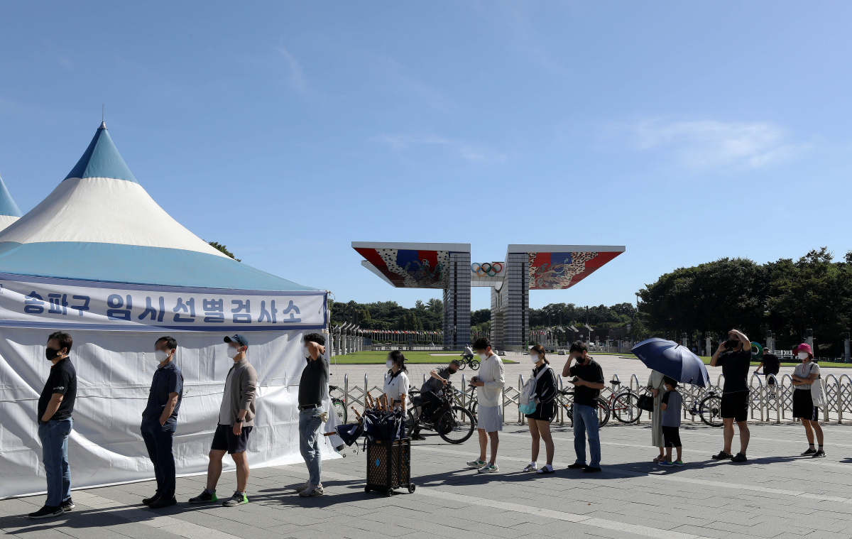 ▲코로나19 신규 확진자가 1943명으로 집계된 16일 오전 서울 송파구 올림픽공원 평화의문 광장 임시선별검사소에서 시민들이 검사를 받기 위해 대기하고 있다. (뉴시스)