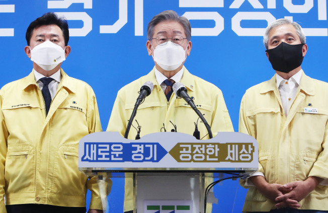 ▲이재명 경기도지사가 15일 오후 경기도 수원시 경기도청 브리핑룸에서 경기도의회 더불어민주당 박근철 대표의원(왼쪽), 곽상욱 경기도시장군수협의회 회장(오른쪽)과 제3차 경기도 재난기본소득 지급 관련 기자회견을 하고 있다. 제3차 경기도 재난기본소득은 정부의 5차 재난지원금(코로나19 상생 국민지원금) 대상에서 제외된 소득 상위 12%의 도민 약 253만7000명에게 1인당 25만 원씩 지급하는 것이다.  (연합뉴스)