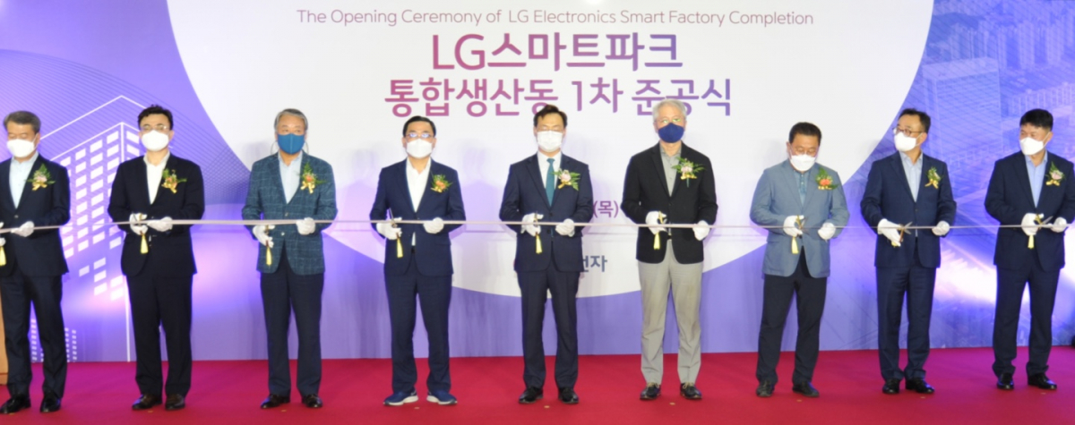 ▲LG전자는 경남 창원시에 있는 LG스마트파크에서 새롭게 재건축한 통합생산동의 1차 준공식을 16일 진행했다. (왼쪽 4번째부터) 허성무 창원시장, 하병필 경상남도 도지사권한대행, LG전자 권봉석 사장, LG전자 배상호 노동조합위원장, LG전자 CFO 배두용 부사장, LG전자 H&A사업본부장 류재철 부사장. (사진제공=LG전자)