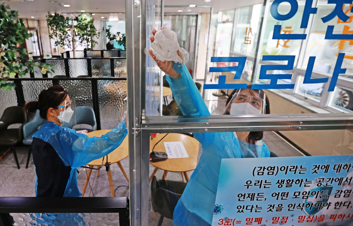 ▲추석 연휴를 앞두고 정부가 2주 동안 거리두기 단계와 상관없이 요양병원과 요양시설의 방문 면회를 허용한 가운데 16일 오후 경북 경산 옥산동 양지요양병원에서 병원 관계자들이 안심면회실 방역소독을 하고 있다.  (뉴시스)