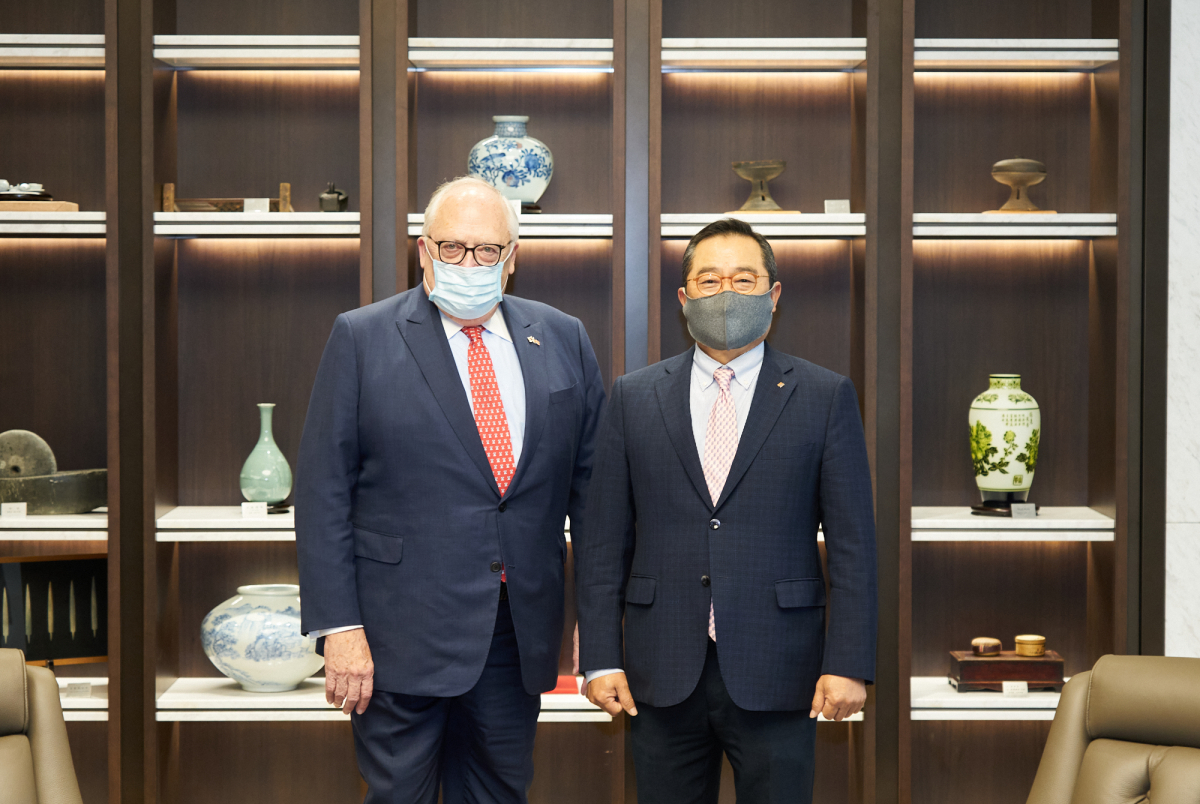 ▲구자열 무역협회 회장(오른쪽)과 에드윈 퓰너(왼쪽) 미국 헤리티지 재단 창립자  (사진제공=무역협회)