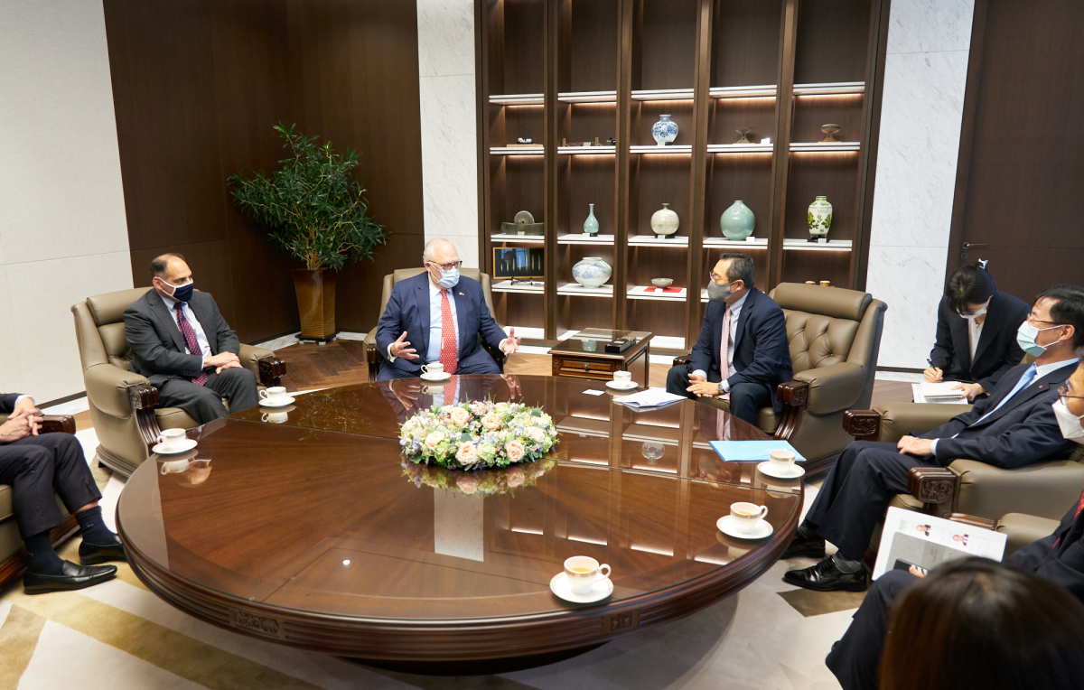 ▲구자열 무역협회 회장(가운데 오른쪽)과 에드윈 퓰너 美 헤리티지 재단 창립자(가운데 왼쪽)가 16일 삼성동 트레이드타워에서 환담을 나누고 있다.  (사진제공=무역협회)