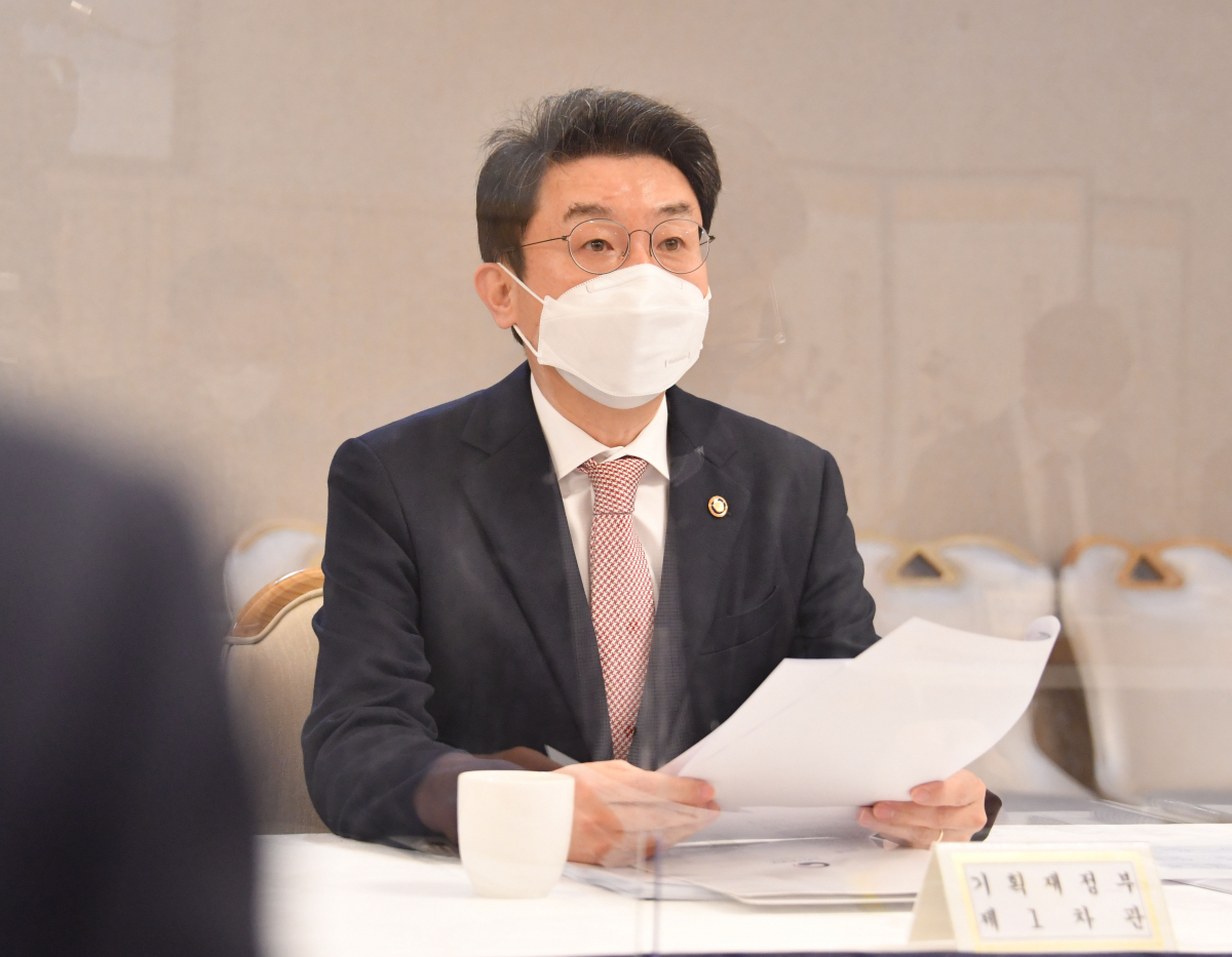 ▲이억원 기획재정부 차관이 9월 17일 서울 광화문 정부서울청사에서 열린 '제32차 혁신성장 전략점검회의 겸 코로나 정책점검회의 겸 한국판뉴딜 점검 TF 겸 제27차 물가관계차관회의'에서 모두발언을 하고 있다. (사진제공=기획재정부)