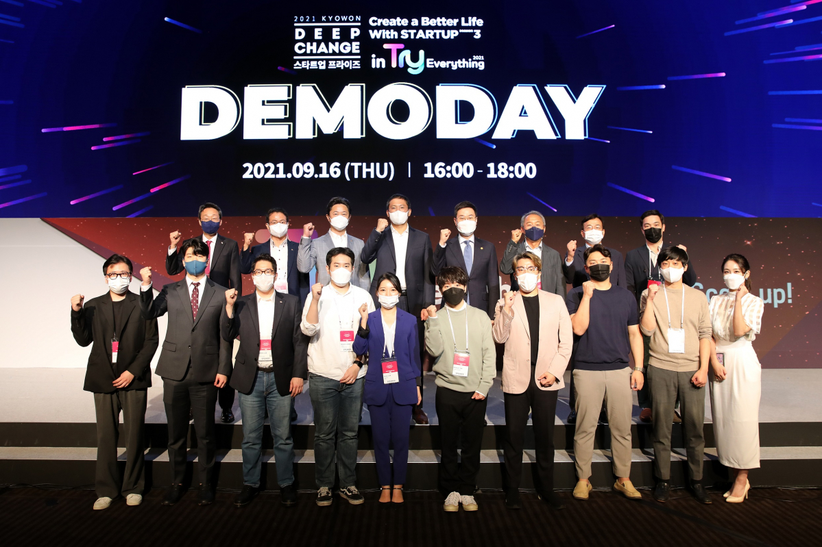 ▲교원그룹이 지난 16일 '제3회 딥체인지 스타트업 프라이즈 데모데이' 행사를 진행하고, 데모데이에 참여한 스타트업과 기념촬영을 하고 있다. (출처=교원그룹)