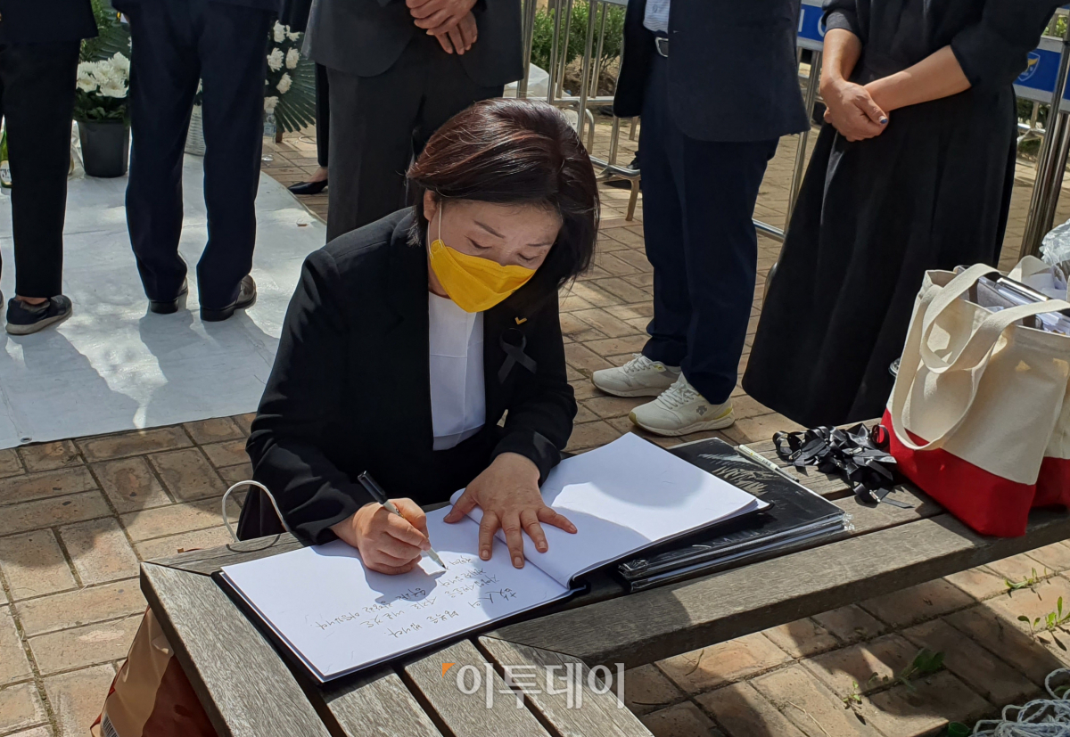 ▲심상정 정의당 의원이 17일 오전 서울 여의도 국회 앞에 마련된 자영업자 합동 분향소를 찾아 방명록을 남기고 있다. (유혜림 기자 wiseforest@)