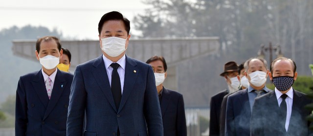 ▲김두관 더불어민주당 의원이11일 오전 광주 북구 운정동 국립5·18민주묘지를 찾아 오월열사의 넋을 기리고 있다. (뉴시스)