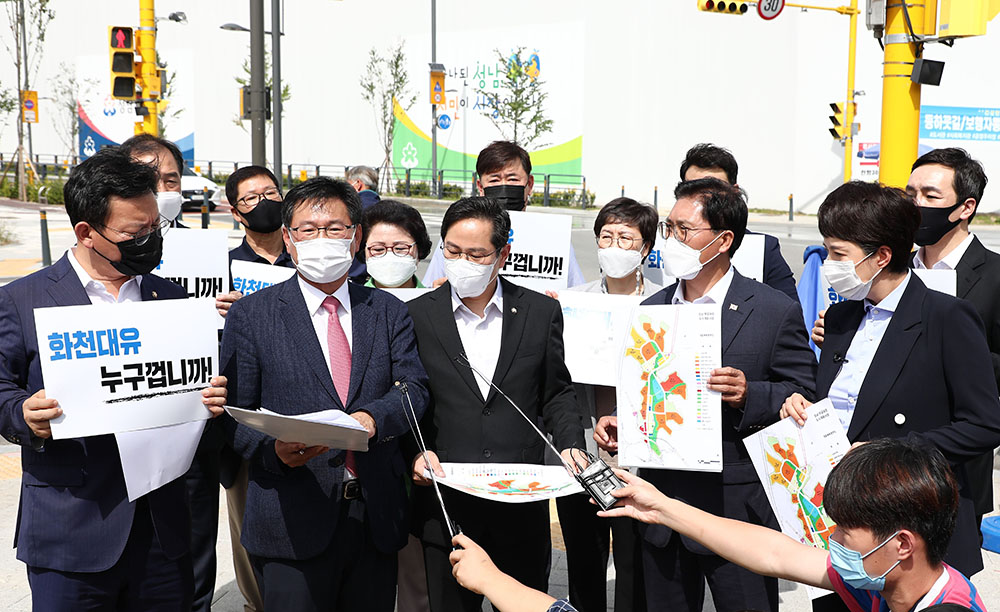 ▲국민의힘 '이재명 경기도지사 대장동 게이트 진상조사 TF' 위원들이 16일 경기 성남시 대장동을 찾아 현장을 둘러보고 있다. (뉴시스)