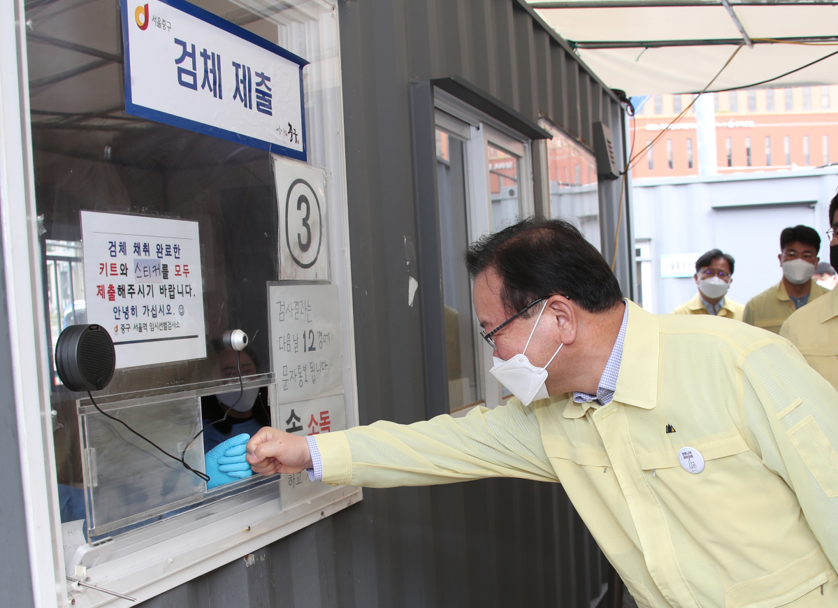 ▲김부겸 국무총리가 19일 서울 중구 서울역 임시선별검사소를 방문해 현황 보고를 받은 후 추석 연휴기간동안 근무 중인 직원들을 격려하고 있다. (연합뉴스)