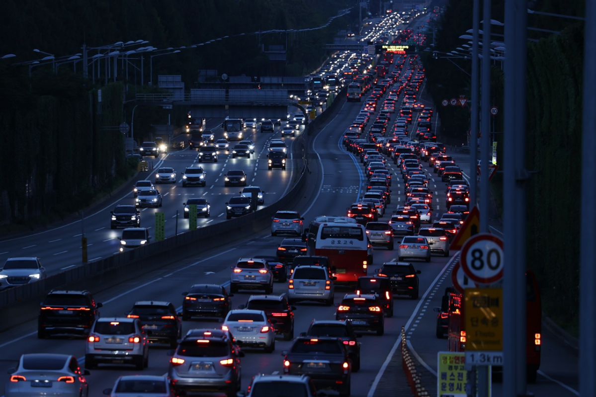 ▲추석인 21일 오후 서울 서초구 잠원IC 인근 경부고속도로 상·하행선에서 차량들이 서행하고 있다.  (연합뉴스)