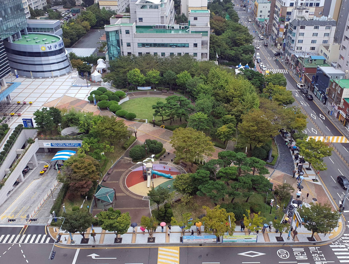 ▲추석 당일인 21일 오전 부산 남구 보건소 선별진료소에서 시민들이 코로나19 진단검사를 받기 위해 길게 줄을 선 채 차례를 기다리고 있다. (뉴시스)