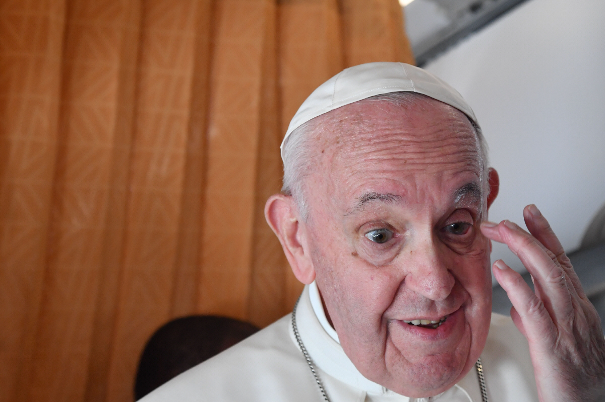 ▲프란치스코 교황이 15일 슬로바키아에서 이탈리아로 돌아오는 비행기 안에서 기자들과 대화하고 있다. 브라티슬라바/AP연합뉴스