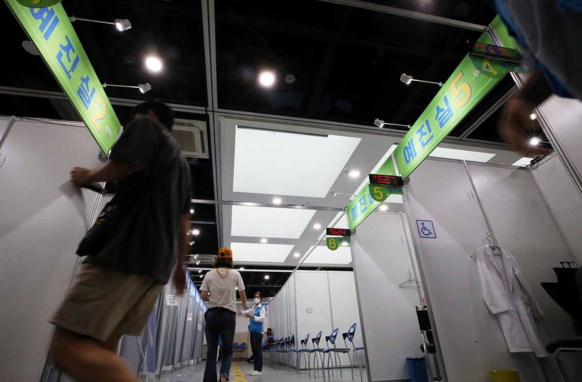 ▲14일 오후 서울 영등포구 코로나19 예방접종센터에서 시민들이 접종을 받기 전 예진실로 이동하고 있다. (뉴시스)