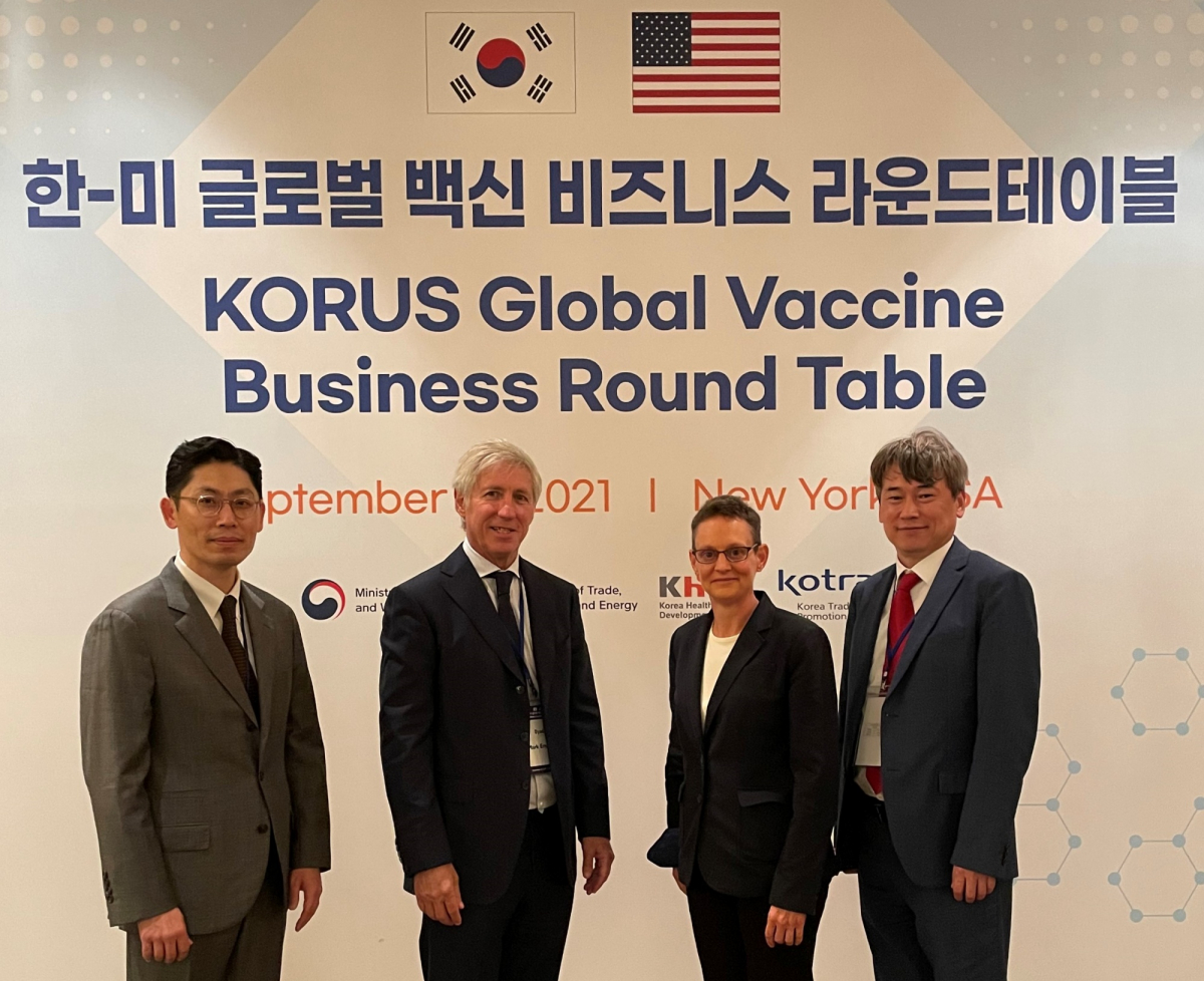 ▲한미 글로벌 백신 파트너십 행사에 참석한 업계 관계자들과 김진우 프레스티지바이오파마 그룹 부회장(오른쪽 끝), 프레스티지바이오파마 미국법인의 데보라 모신스키 연구소장(오른쪽 끝에서 두번째)이 기념 촬영하고 있다. (사진제공=프레스티지바이오파마)