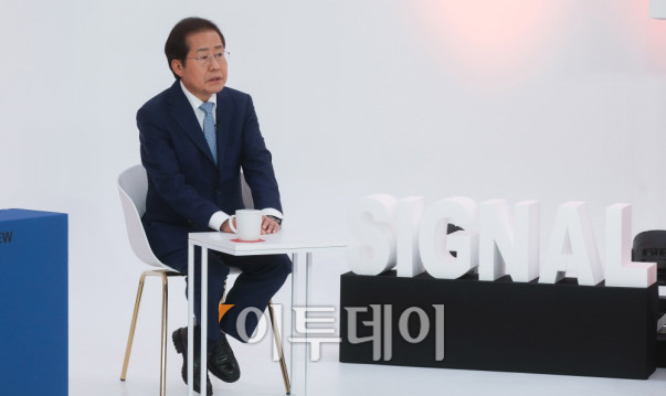 ▲9일 오후 서울 금천구 즐스튜디오에서 열린 '국민시그널' 국민의힘 대선 경선 후보 공개면접에서 홍준표 예비후보가 질문에 답변하고 있다. 국회사진취재단  (이투데이DB)