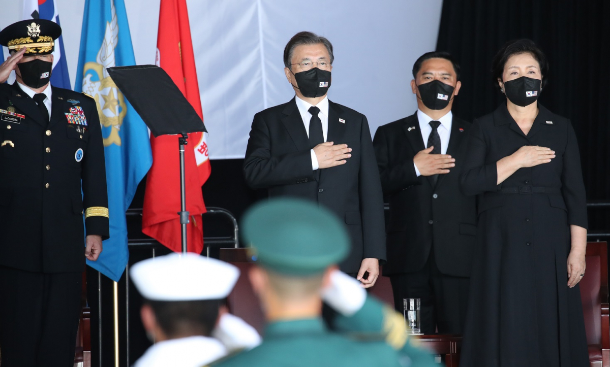 ▲문재인 대통령과 김정숙 여사가 22일(현지시각) 미국 히캄 공군기지 19번 격납고에서 열린 한미 유해 상호 인수식에서 국민의례 하고 있다.  (연합뉴스)