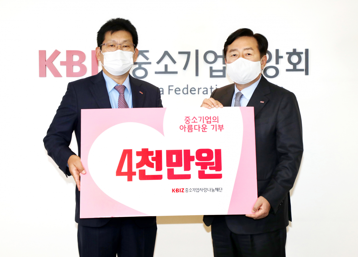 ▲한병준 한국정보산업협동조합 이사장(왼쪽)과 김기문 중기중앙회장이 기념촬영을 하고 있다.  (사진제공=중소기업중앙회)