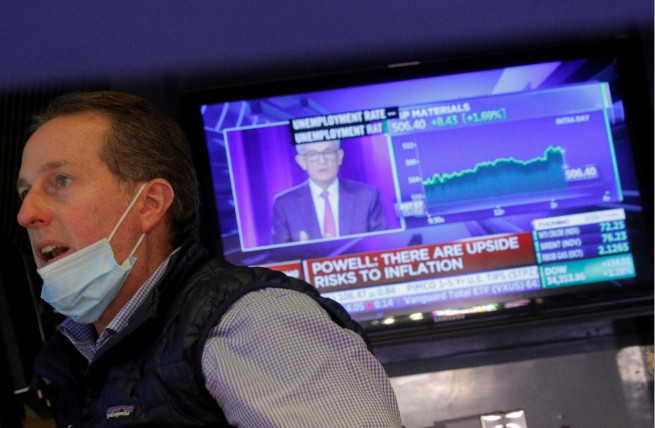 ▲미국 뉴욕증권거래소(NYSE) TV 스크린에 22일(현지시간) 제롬 파월 연방준비제도(연준, Fed) 의장 기자회견 모습이 비치고 있다. 뉴욕/로이터연합뉴스