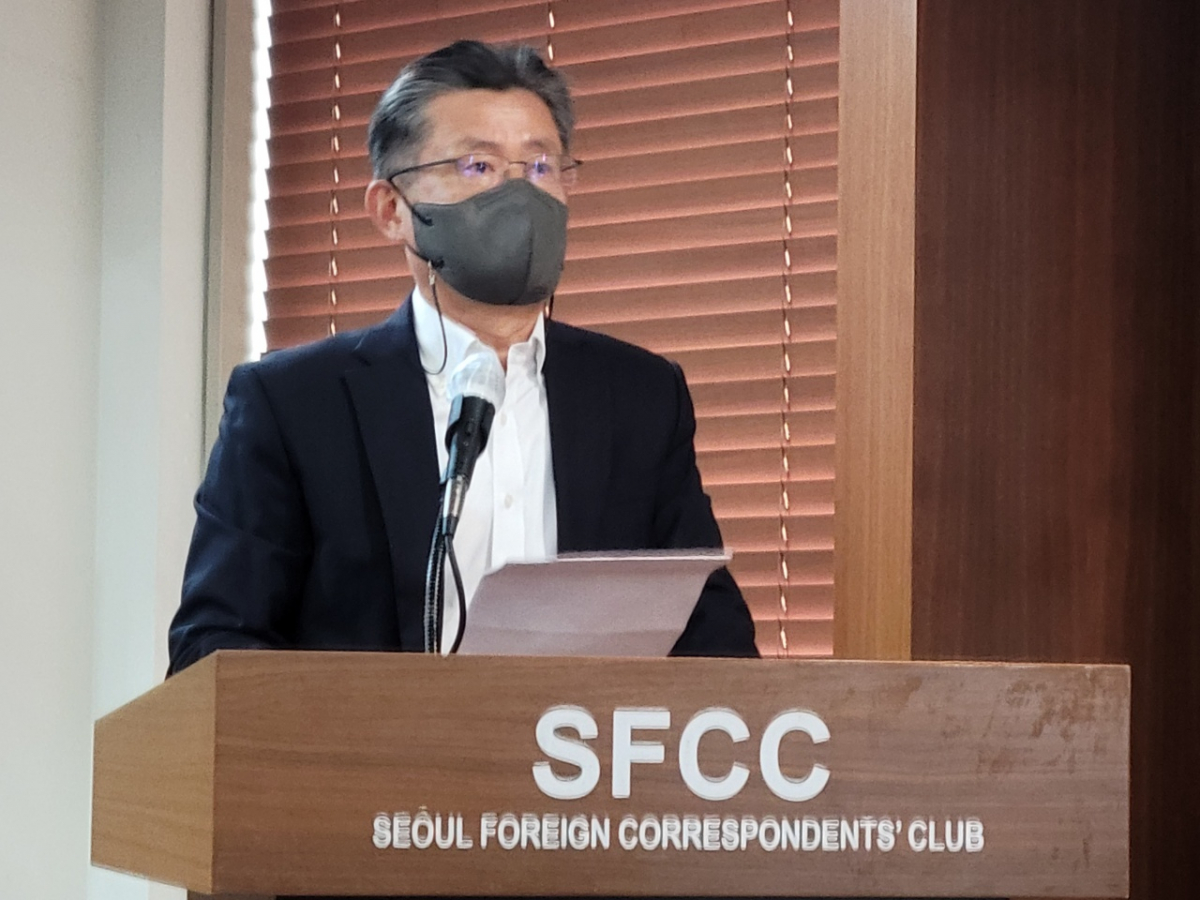 ▲23일 한국프레스센터에서 열린 ‘언론의 자율규제 강화를 위한 공동 기자회견’에서 한국인터넷신문협회 이의춘 회장이 모두 발언을 하고 있다. (사진 제공=한국인터넷신문협회)