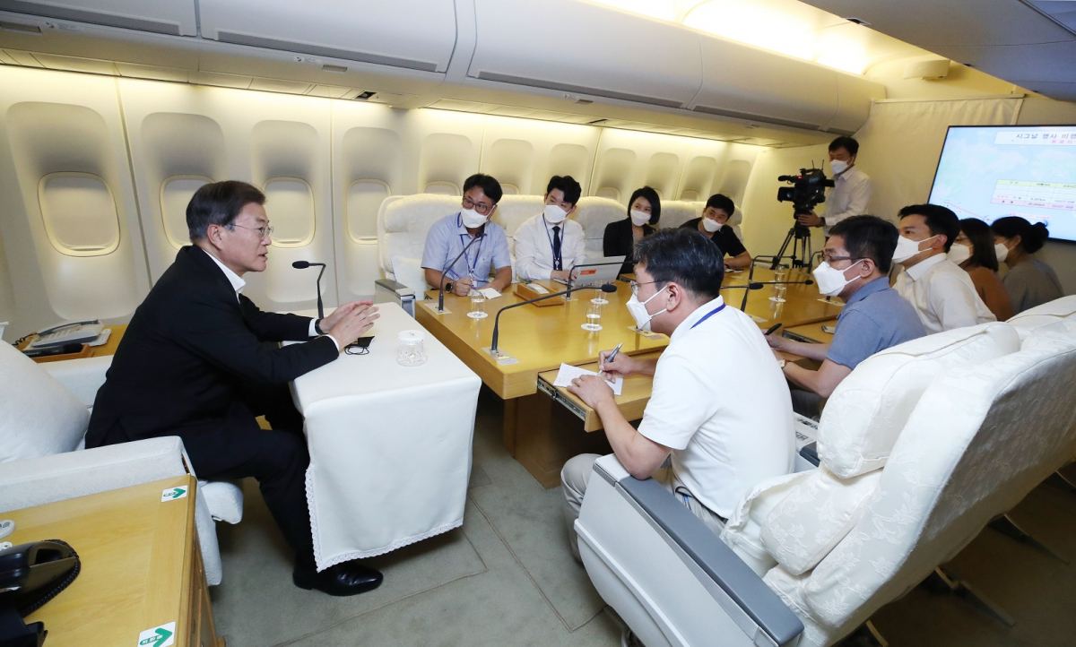 ▲<YONHAP PHOTO-1396> 기내 간담회 하는 문재인 대통령    (호놀룰루=연합뉴스) 최재구 기자 = 유엔총회와 하와이 순방 일정을 마친 문재인 대통령이 23일(현지시각)  공군 1호기로 귀국 중 기내에서 순방에 동행한 기자들과 간담회를 하고 있다. 2021.9.24    jjaeck9@yna.co.kr/2021-09-24 06:00:06/<저작권자 ⓒ 1980-2021 ㈜연합뉴스. 무단 전재 재배포 금지.>