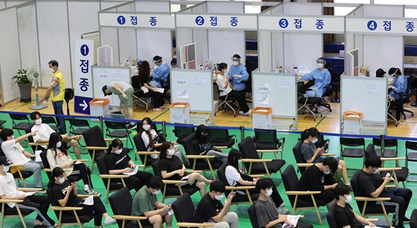 ▲지난 8월 9일 서울 노원구민체육센터에 마련된 코로나19 백신접종센터에서 고등학교 3학년과 교직원들이 백신을 접종받고 있다. (연합뉴스)