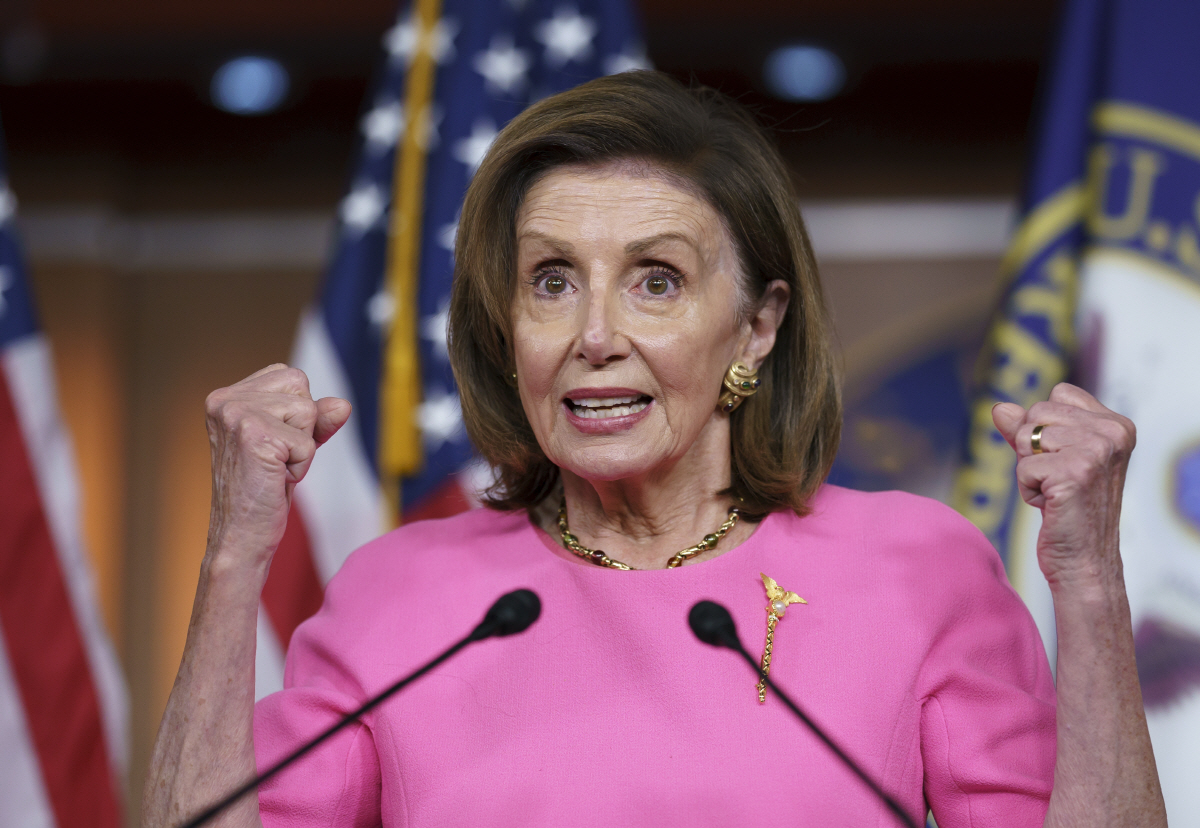 ▲낸시 펠로시 민주당 하원 의장이 23일(현지시간) 의회에서 기자회견을 하고 있다. 워싱턴D.C./AP연합뉴스
