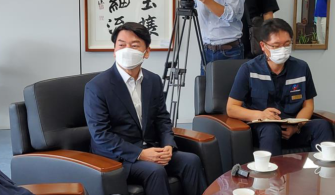 ▲안철수 국민의당 대표가 24일 오전 한국노총 대구지역본부를 방문해 관계자들과 이야기를 나누고 있다. (연합뉴스)