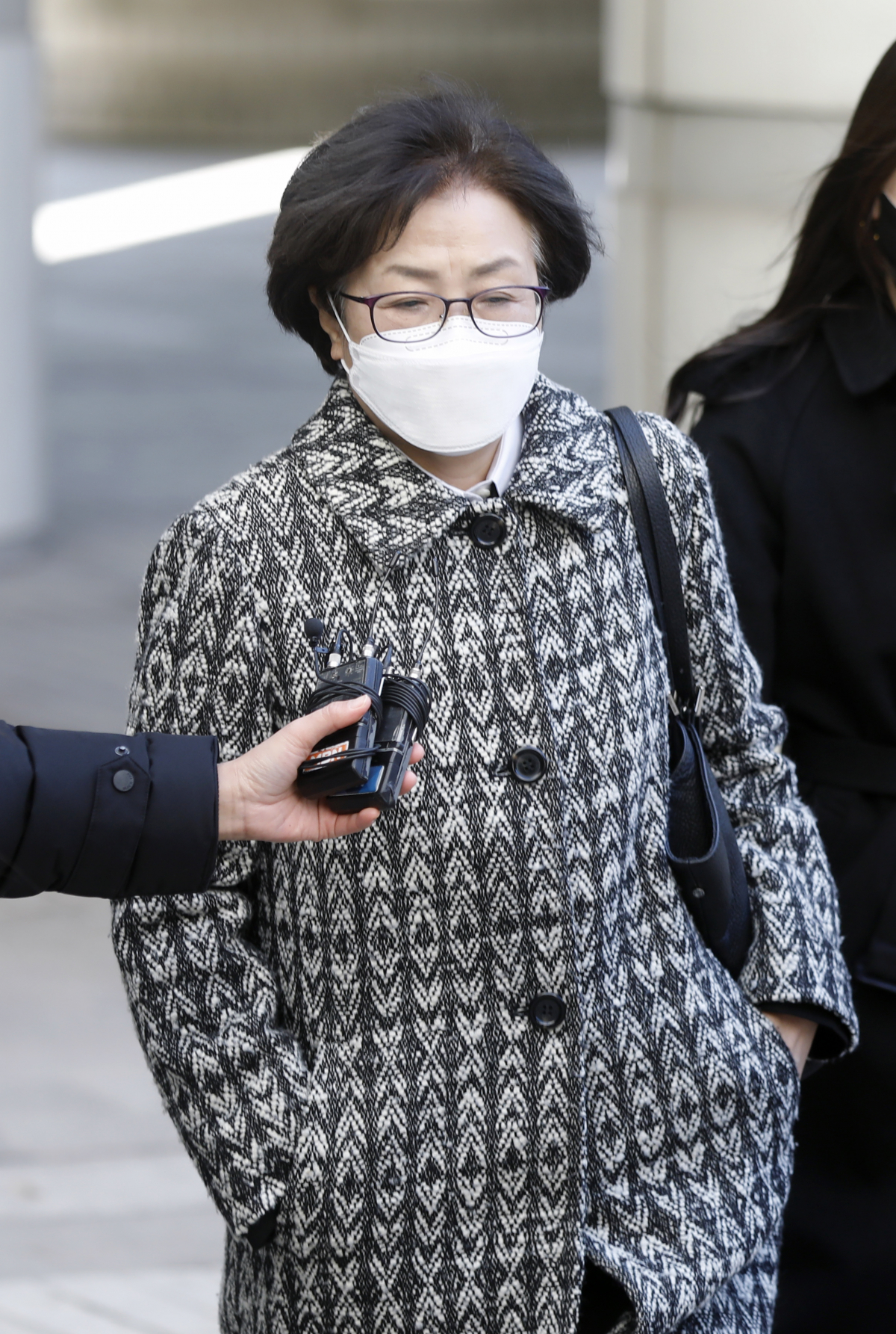 ▲김은경 전 환경부 장관이 2월 9일 '환경부 블랙리스트' 관여 혐의 1심 선고를 받기 위해 서울중앙지방법원으로 향하고 있다.  (뉴시스)