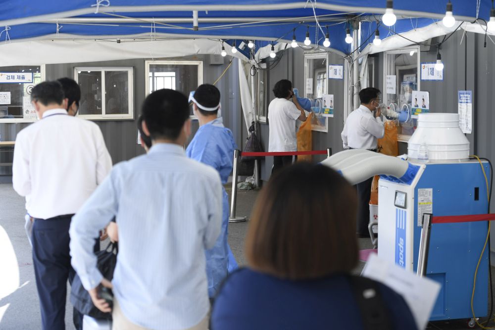 ▲24일 코로나19 신규 확진자가 2434명으로 역대 최다를 기록했다. 사진은 9월 15일 서울 중구 서울역광장 임시선별검사소에서 시민들이 검사를 받기 위해 대기하고 있는 모습.(이투데이)