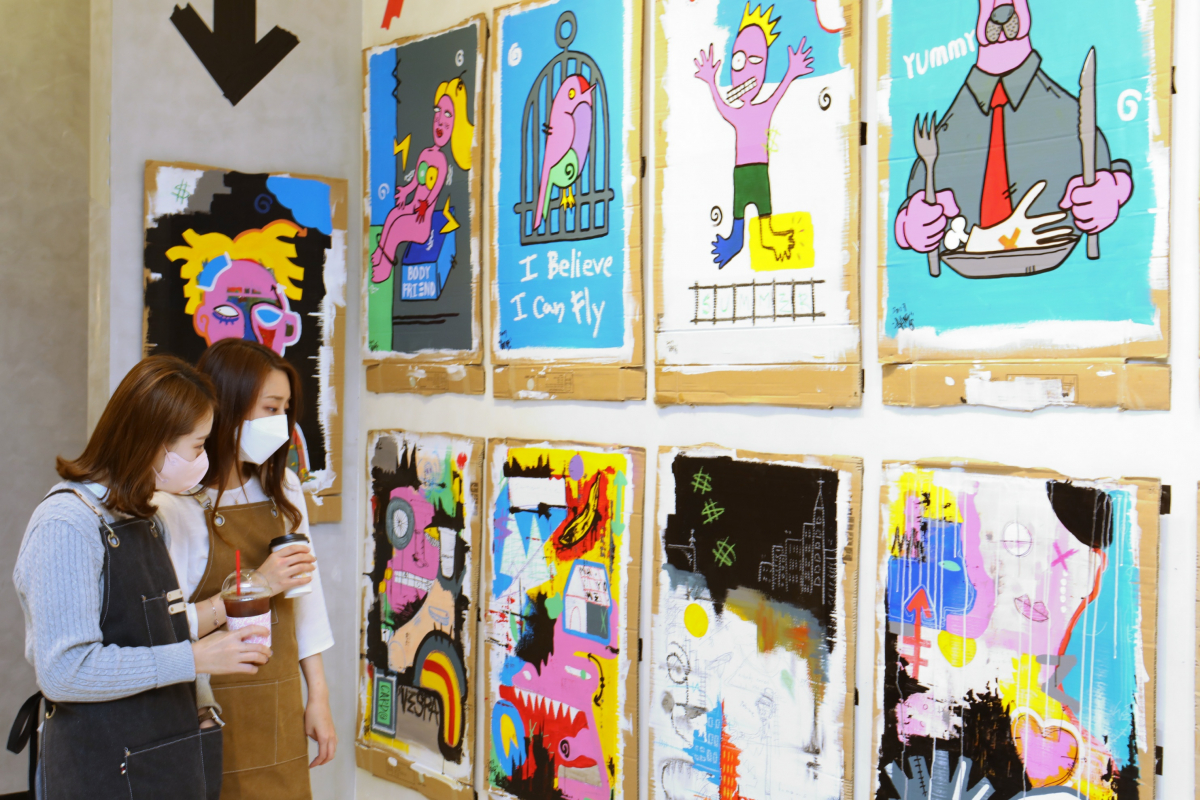 ▲26일 경기도 수원시 권선구 서둔동에 위치한 수원점 5층 Grim+(그림플러스)에서 고객이 작품을 구경하고, 그림 그리기를 체험, 카페를 이용하는 모습 (롯데백화점)