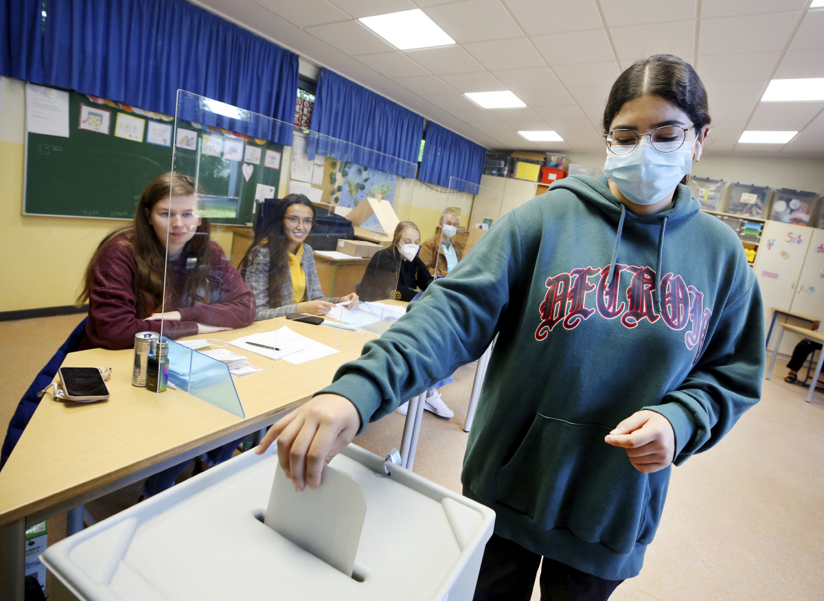 ▲독일 뒤스부르크에서 26일(현지시간) 한 유권자가 총선 투표를 하고 있다. 뒤스부르크/AP연합뉴스