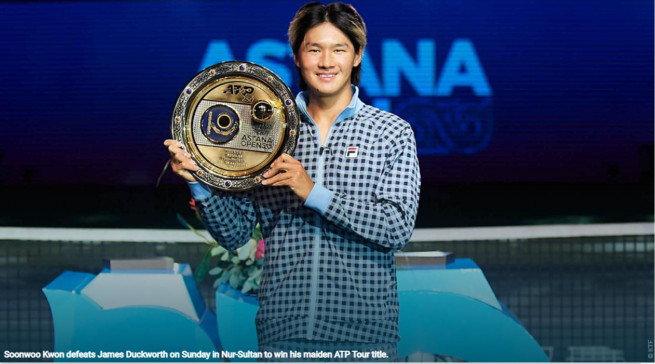 ▲권순우 선수가 26일 카자흐스탄 누르술탄에서 열린 ATP 투어 아스타나오픈 단식 결승에서 우승하고 나서 트로피를 들어 보이고 있다. 누르술탄/연합뉴스 