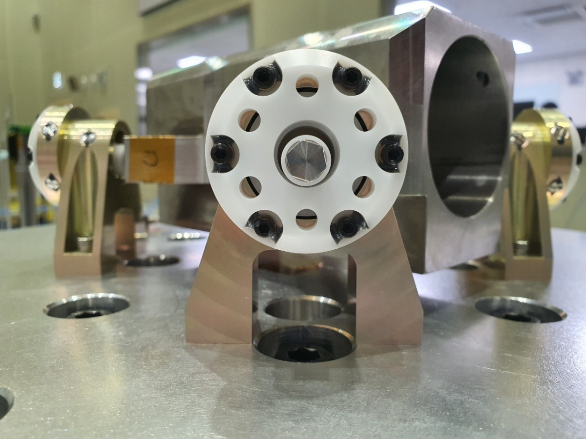 ▲위성 탑재체 IR센서 냉각기에 탑재될 진동저감장치 모습 (사진제공=한화시스템)