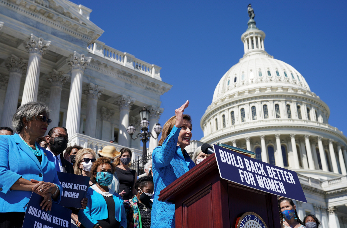 ▲낸시 펠로시 미국 민주당 하원 의장이 24일 의회 앞에서 기자회견을 하고 있다. 워싱턴D.C./로이터연합뉴스
