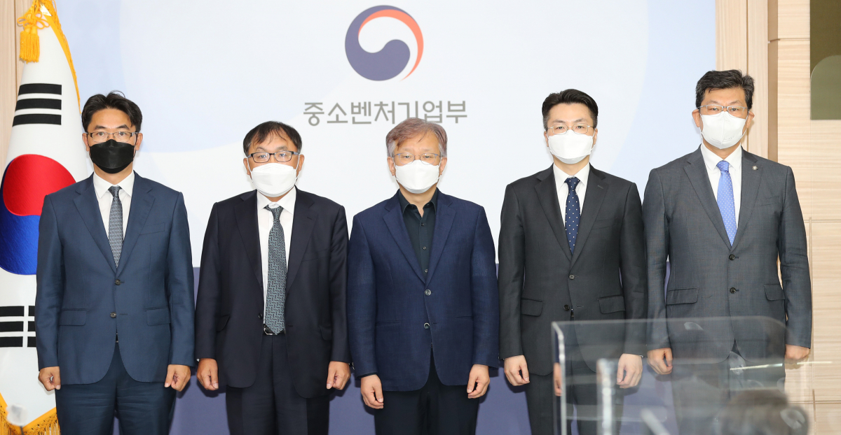 ▲권칠승 중소벤처기업부 장관이 27일 정부서울청사에서 행정조사 절차를 통한 기술분쟁을 해결한 첫 사례에 관해 브리핑하기 전 관계자들과 함께 기념 촬영을 하고 있다. 오른쪽부터 김남근 법무법인 위민 변호사, 삼영기계 한국현 사장 권칠승 중소벤처기업부 장관, 현대중공업 강영 부사장, 김민성 한국조선해양 상무. (연합뉴스)