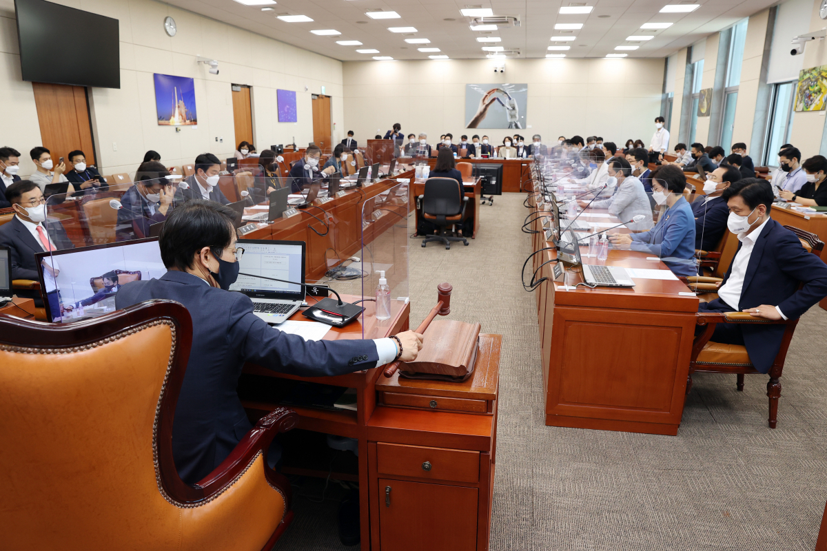 ▲이원욱 위원장이 지난 14일 오전 국회에서  열린 과학기술정보방송통신위원회 전체회의에서 의사봉을 두드리고 있다.  (연합뉴스)