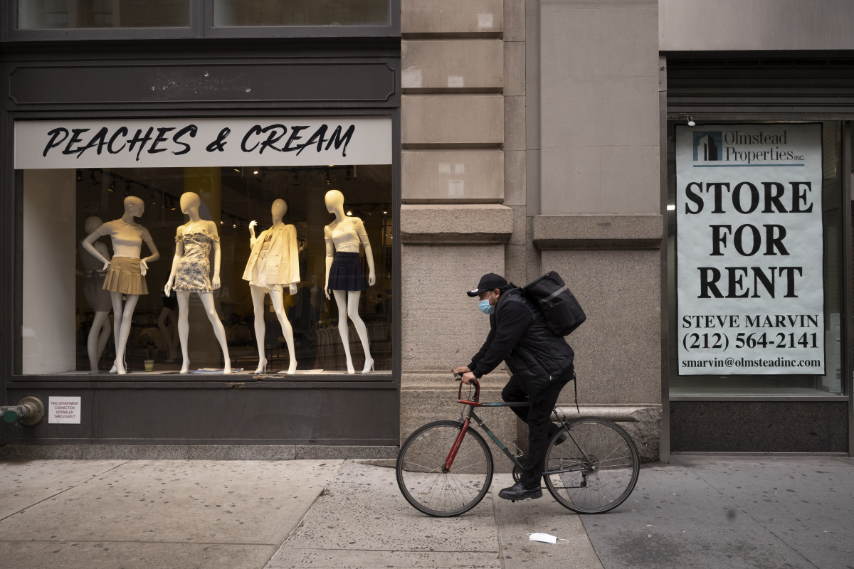 ▲지난 3월 25일 미국 뉴욕에서 한 소매 점포가 세를 놓기 위한 광고를 내걸고 있다. 뉴욕/AP연합뉴스