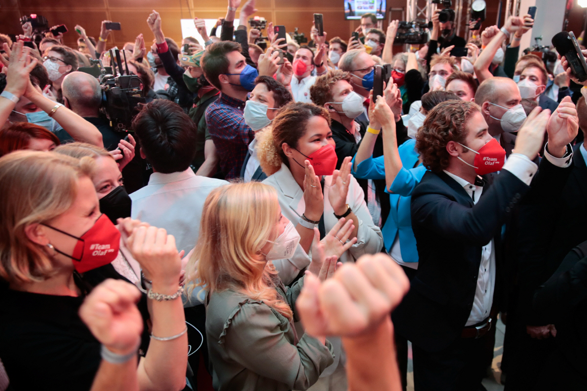 ▲26일(현지시간) 독일 수도 베를린에서 연방하원의원 총선거 출구조사 결과를 보고 사회민주당(SPD) 지지자들이 환호하고 있다. 베를린/로이터연합뉴스
