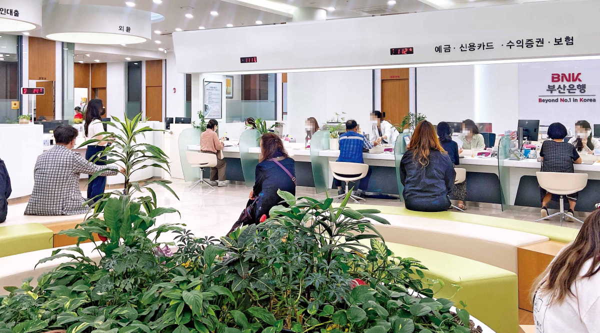 ▲지난 17일 오전 부산 남구에 있는 BNK부산은행에 추석을 앞두고 은행 업무를 보려는 손님으로 붐비고 있다. (사진=문수빈 기자 bean@)