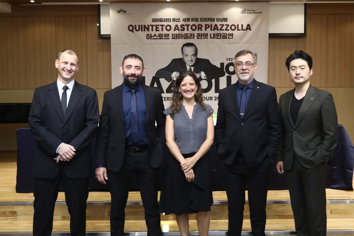 ▲아스토르 피아졸라 퀸텟이 내한했다. 왼쪽부터 음악감독  훌리안 바트, 바이올리니스트 세르다르 겔디무라도프, 피아니스트 바바라 바라시 페가, 더블베이시스트 다니엘 팔라스카, 바리톤 이응광. (사진=봄아트프로젝트)