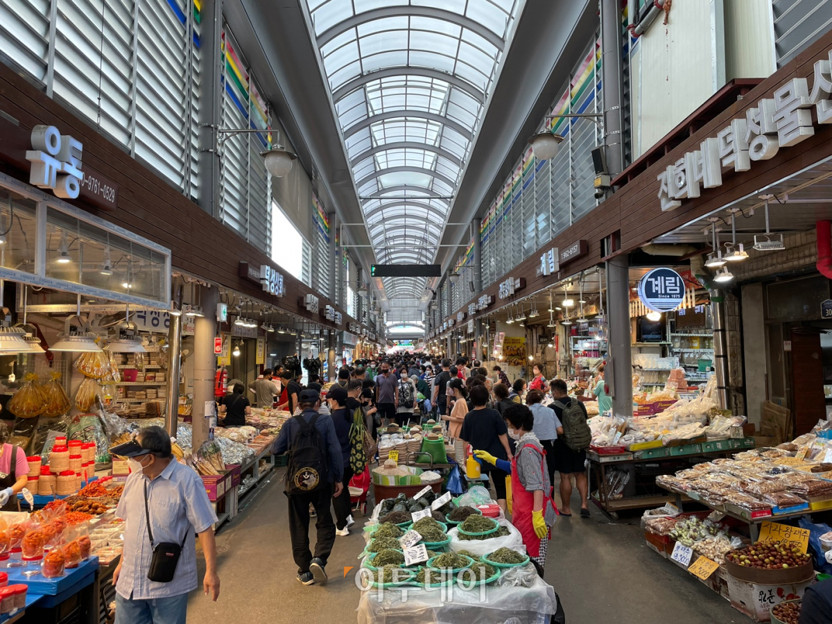 ▲19일 추석 연휴를 앞두고 재래시장이 붐비고 있다. 사진은 서울 동대문구 제기동 경동시장.