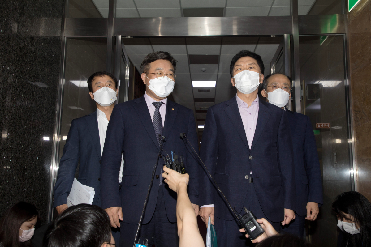 ▲윤호중 더불어민주당 원내대표, 김기현 국민의힘 원내대표가 27일 서울 여의도 국회에서 박병석 국회의장 주재 여야 원내대표 회동을 마치고 취재진 질문에 답변하고 있다. (공동취재사진)