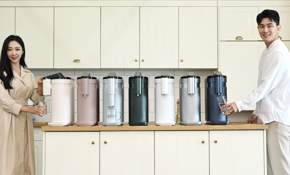 ▲LG전자가 30일 국내 최초 고온살균 기능으로 위생을 더욱 강화한 퓨리케어 상하좌우 정수기 신제품을 출시한다. 이 제품은 (사진 왼쪽부터) 카밍 베이지, 카밍 페일로즈, 카밍 코튼스카이, 카밍 그린 등 조화로운 오브제컬렉션 컬러 4종과 화이트, 실버, 네이비 3종을 포함한 총 7가지 색상으로 고객 선택의 폭을 넓혔다. (사진제공=LG전자)