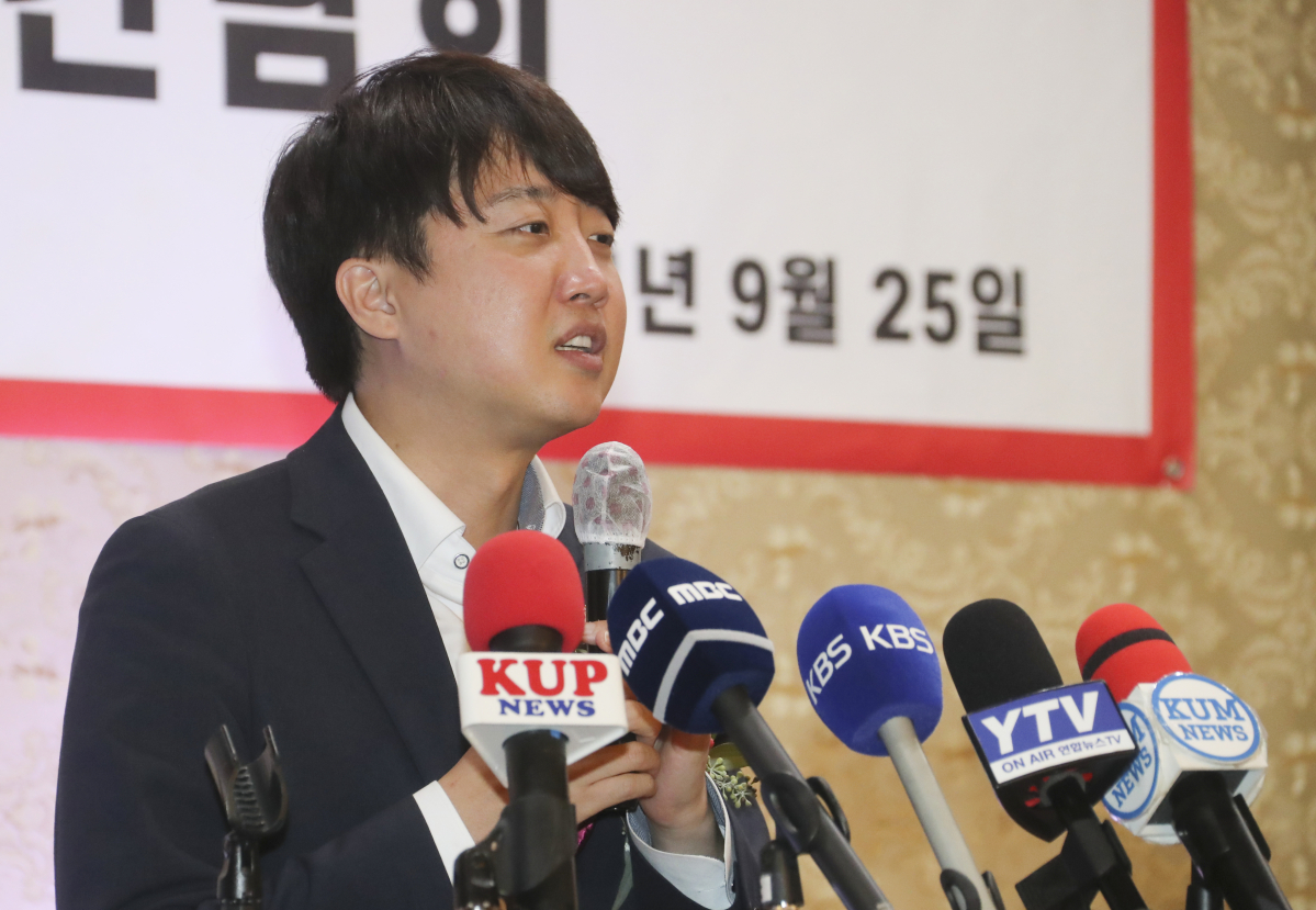 ▲이준석 국민의힘 대표가 25일(현지시간) 미국 로스앤젤레스(LA) 가든스위트 호텔에서 열린 LA 재외 동포 정책간담회에서 인사말을 하고 있다. (제공=국민의힘 당 대표실)