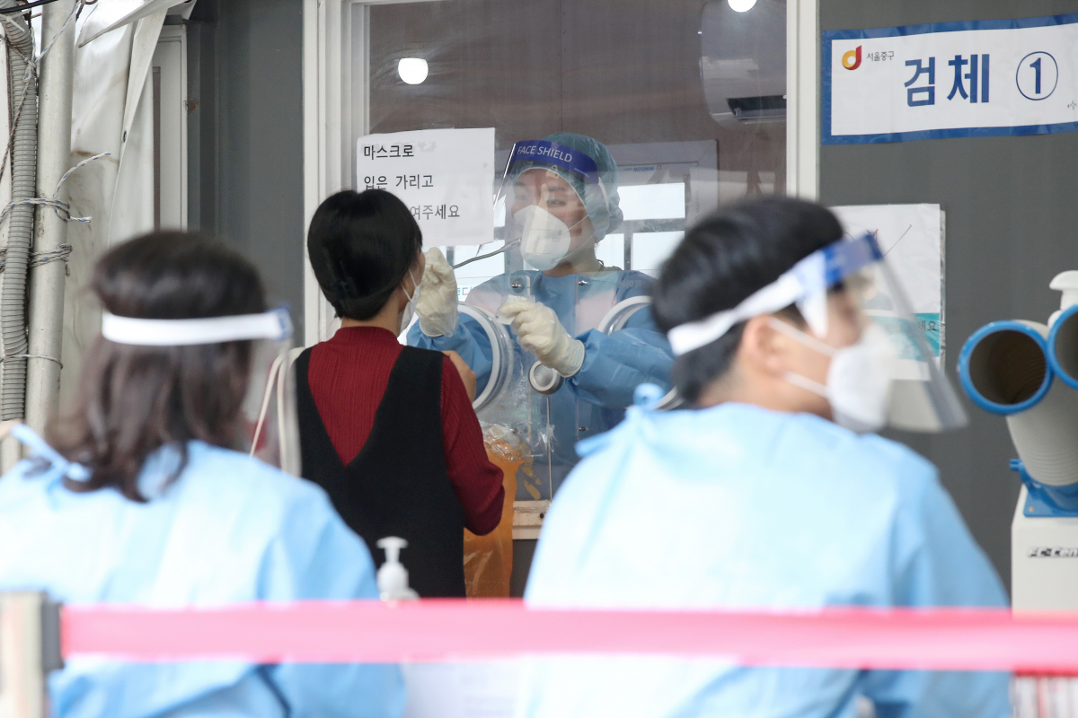 ▲코로나19 일일 신규 확진자 수가 2289명으로 집계된 28일 오전 서울 중구 서울역에 마련된 임시선별검사소에서 시민이 검사를 받고 있다. (뉴시스)